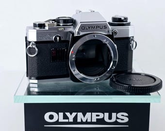 Câmera Olympus OM10 SLR de filme 35 mm, vintage, lacrada, em estado quase impecável (somente o corpo), importada do Japão.