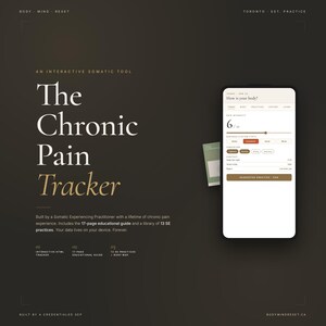 Peut inclure: Image promotionnelle pour "The Chronic Pain Tracker", un outil somatique interactif. L'image présente un smartphone affichant l'interface de l'application, un petit livret et du texte décrivant les fonctionnalités de l'outil, dont un guide éducatif de 17 pages et 13 pratiques SE.