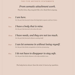 Pode incluir: Um cart&atilde;o informativo rosa claro intitulado The Five Antidote Statements from somatic attachment work. Lista cinco declara&ccedil;&otilde;es numeradas: I am here, I have a body that is mine, I have needs, and they are not too much, I can let someone in without losing myself, e I do not have to disappear to stay safe, com texto adicional na parte inferior.
