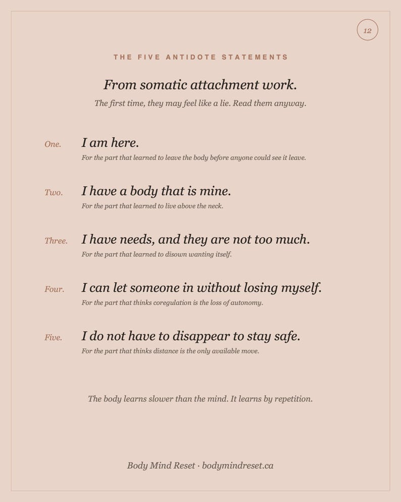 Pode incluir: Um cart&atilde;o informativo rosa claro intitulado The Five Antidote Statements from somatic attachment work. Lista cinco declara&ccedil;&otilde;es numeradas: I am here, I have a body that is mine, I have needs, and they are not too much, I can let someone in without losing myself, e I do not have to disappear to stay safe, com texto adicional na parte inferior.