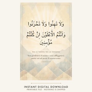 May include: A vertical wall art print featuring Arabic calligraphy at the top, followed by the transliteration WA LA TAHINU WA LA TAHZANU, and the Italian translation: Non perdetevi d'animo e non affliggetevi: sarete voi ad avere il sopravvento.