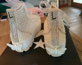 Zapatillas personalizadas hechas a mano con adornos de gemas, perlas, pinchos y diamantes de imitación. Diseño exclusivo de Punk Pigeon Studios.