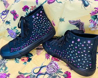 Zapatillas altas de lona negra con gemas iridiscentes adornadas a mano – Degradado Ombre – Pieza única