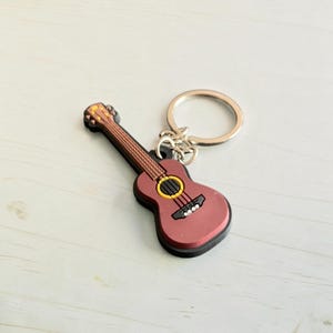 Llavero de instrumento musical, lindo dije de piano, guitarra, violín y batería, regalo para amantes de la música, dije para bolso, llaves, mochila o cartera.