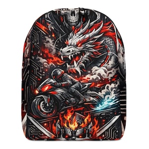 Puede incluir: Una mochila con un diseño dinámico en rojo y negro. La obra de arte representa un dragón, un motociclista en una moto y llamas. El tema general es una mezcla de fantasía y velocidad.