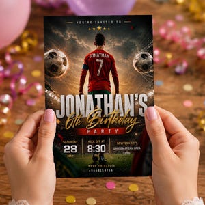Puede incluir: Invitación de cumpleaños con temática de fútbol. La invitación presenta a un jugador con una camiseta roja con el nombre "Jonathan" y el número 7. Incluye el texto "Jonathan's 6th Birthday Party" y detalles del evento.