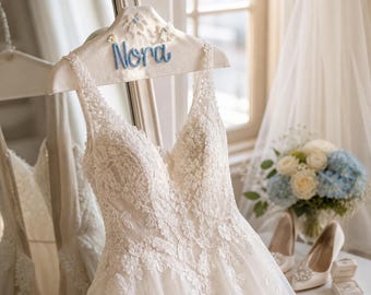 Percha personalizada para vestido de novia con nombre bordado, percha nupcial forrada de tela a medida, regalo de lujo para damas de honor, percha para bata de boda.
