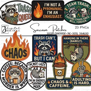 Op de afbeelding: Een verzameling geborduurde patches met humoristische ontwerpen. De patches tonen wasberen, vlammen en koffiebekers, met zinnen als "Trash Queen" en "Chaos & Caffeine". De patches zijn digitale downloads.