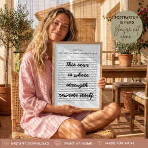 Pode incluir: Uma impressão emoldurada com o texto "This scar is where strength rewrote itself" em uma fonte manuscrita. A impressão também inclui o texto "Postpartum is hard, You're not alone." A impressão é segurada por uma pessoa.