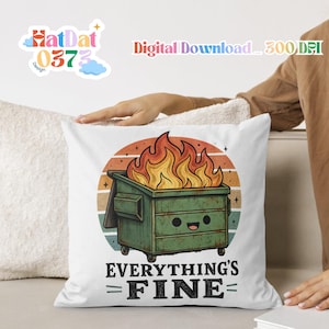 Puede incluir: Cojín cuadrado blanco con un gráfico de un contenedor de basura verde en llamas. El contenedor de basura tiene una cara sonriente y está sobre un diseño retro de puesta de sol. El texto "EVERYTHING'S FINE" está debajo.