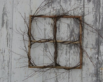 Marco de ventana decorativo hecho a mano en madera de abedul natural. Marco para fotos con forma de corona.