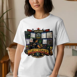Puede incluir: Una camiseta blanca de manga corta con un estampado gráfico detallado de un centro de control de misión. El diseño incluye el texto "HASH HOUSE HARRIERS MISSION CONTROL" y "WEBMASTER" con varias pantallas de ordenador y gráficos.