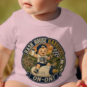 Könnte beinhalten: Ein hellrosa Babybody mit einem kreisförmigen Aufdruck mit dem Text HASH HOUSE HARRIERS und ON-ON. Die Illustration zeigt ein Baby mit blauer Mütze, das eine Flasche und eine Zielflagge hält, auf einer großen Babyflasche reitet und einen Hasen.