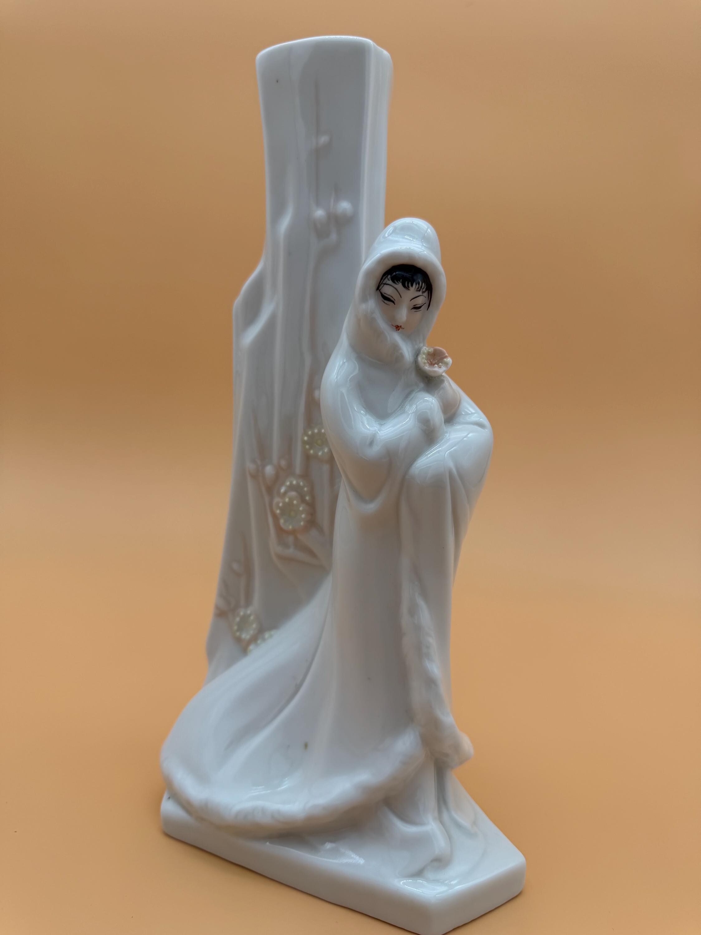 置物 Vintage ceramic figurin Vintage Chinese Figurine With Decorative Vase – Early 1980s Asian