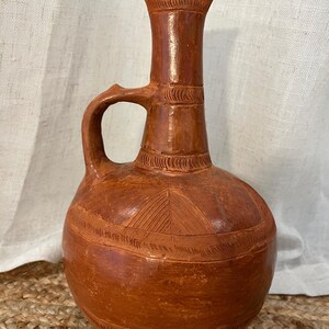 Auténtica cafetera tradicional africana (etíope) de arcilla roja, hecha a mano y de estilo vintage.