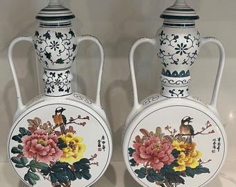 Coppia vintage di fiaschi (urne, vasi) cinesi in porcellana con decorazioni floreali a forma di luna.