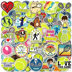 Può includere: Una collezione di adesivi colorati a tema tennis. Gli adesivi presentano palline da tennis, racchette e frasi come "I Love Tennis" e "Love This Game". Sono inclusi anche vari personaggi dei cartoni animati.