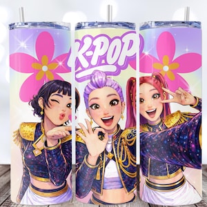 Può includere: Un bicchiere a tema K-POP con tre donne dei cartoni animati in abiti colorati. Il bicchiere ha un design floreale rosa e viola con la scritta "K-POP". Le donne sorridono e fanno gesti con le mani.