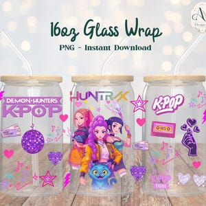 Könnte beinhalten: Drei transparente Glas-Wraps mit einem Fassungsvermögen von 473 ml, mit Deckeln und Strohhalmen. Jeder Wrap zeigt ein K-Pop-Thema mit Anime-Charakteren, Noten und den Wörtern "KPOP" und "Demon Hunters". Sofort-Download.