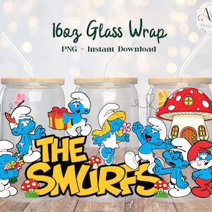 Könnte beinhalten: 16oz Glas-Wrap mit den Schlümpfen. Das Design zeigt Schlumpfine, Papa Schlumpf und andere Schlümpfe mit einem Pilzhaus und Schmetterlingen. Der Text "The Smurfs" ist gelb. Enthält einen PNG-Sofort-Download.