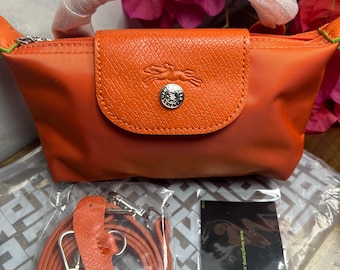 Longchamp militairgroene nylon mini-crossbodytas – klein en draagbaar met verstelbare riem, een ideaal cadeau voor haar