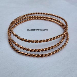 Handgjort armbandsset i ren koppar med tvinnat mönster, massiva reparmband, stapelbara bohemiska smycken