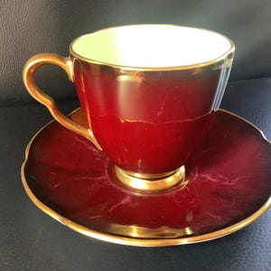Auténtico juego de taza y platillo Carlton Ware Ruby Red Luster | Vintage Made in England, pintado a mano, acabado espejo color burdeos | Década de 1940