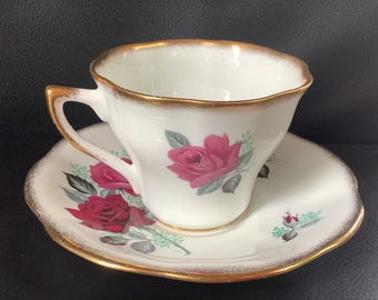 Rosina Vintage Engelse Bone China theekop en schotelset, dieprode en roze koolrozen, jaren 1950, zware, gestippelde spons met gouden rand, bloemenmotief.