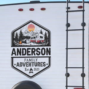 Family Adventures Benutzerdefinierte RV Camper Aufkleber, personalisierte Reiseanhänger Autoaufkleber, Outdoor Road Trip Dekor, Wohnmobil Aufkleber