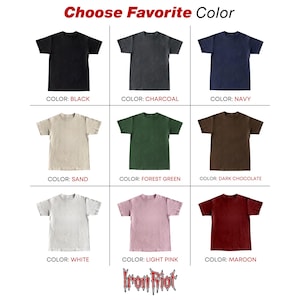 Puede incluir: Una cuadr&iacute;cula de nueve camisetas en varios colores, incluyendo negro, carb&oacute;n, azul marino, arena, verde bosque, chocolate oscuro, blanco, rosa claro y granate. Cada camiseta se muestra con su nombre de color correspondiente. El texto "Choose Favorite Color" est&aacute; en la parte superior.
