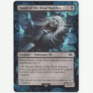 Peut inclure: Carte Magic: The Gathering intitulée "Haunt of the Dead Marshes". L'illustration sombre et détaillée montre une créature pâle ressemblant à un elfe avec de longs cheveux blancs, tenant une épée. Le texte de la carte inclut "Créature - Elf de cauchemar".