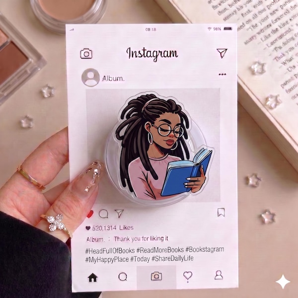 メラニンガールが本を読んでいるデザインのスマホグリップ、MagSafe対応ポップグリップ、かわいい女の子が本を読んでいるアートデザイン、本好きへのギフト