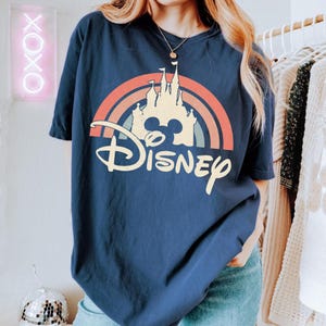 Disneyland Regenbogen Schloss Baby T-Shirt, Disneyland Vintage Shirt, Disneyland Familie Shirt, Schloss Disneyland Shirt, Disneyland Retro Bild 4
