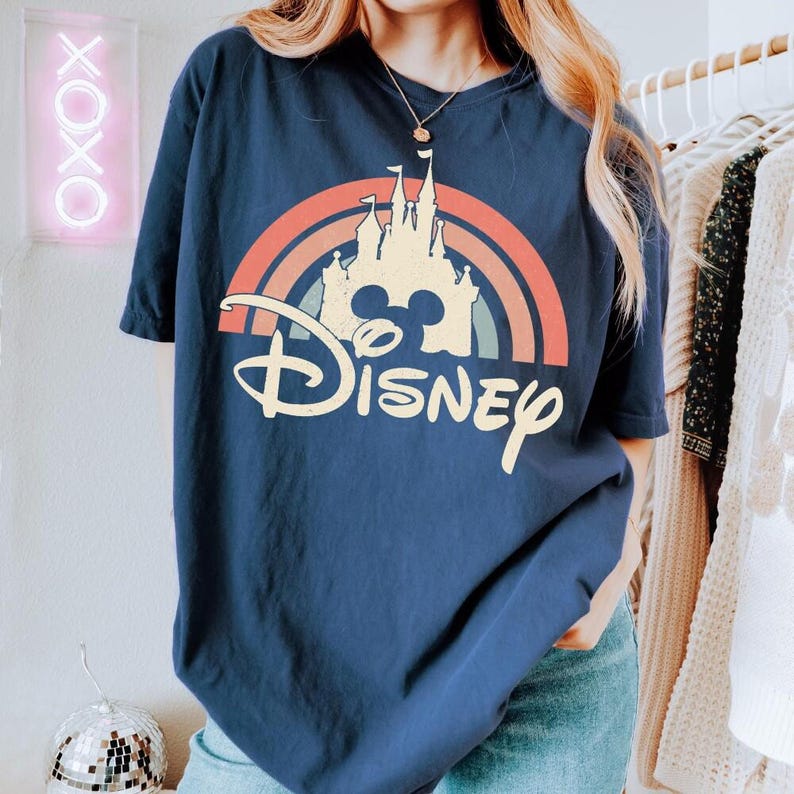 Disneyland Regenbogen Schloss Baby T-Shirt, Disneyland Vintage Shirt, Disneyland Familie Shirt, Schloss Disneyland Shirt, Disneyland Retro Bild 4
