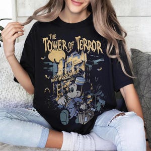 Camiseta infantil de la Torre del Terror de Disneyland, camiseta vintage de Mickey Mouse de la Torre de Hollywood, camiseta de la atracción de La Dimensión Desconocida de Disneyland, atuendo espeluznante de Halloween imagen 3