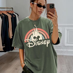 Disneyland Regenbogen Schloss Baby T-Shirt, Disneyland Vintage Shirt, Disneyland Familie Shirt, Schloss Disneyland Shirt, Disneyland Retro Bild 3