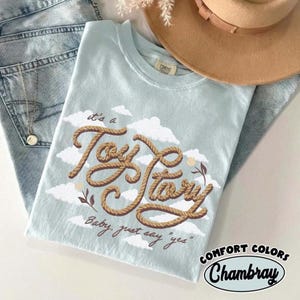 Camiseta infantil "Es una historia de juguetes", camiseta gráfica estilo vaquero del oeste, camiseta moderna con estética campestre, linda camiseta del oeste. imagen 2