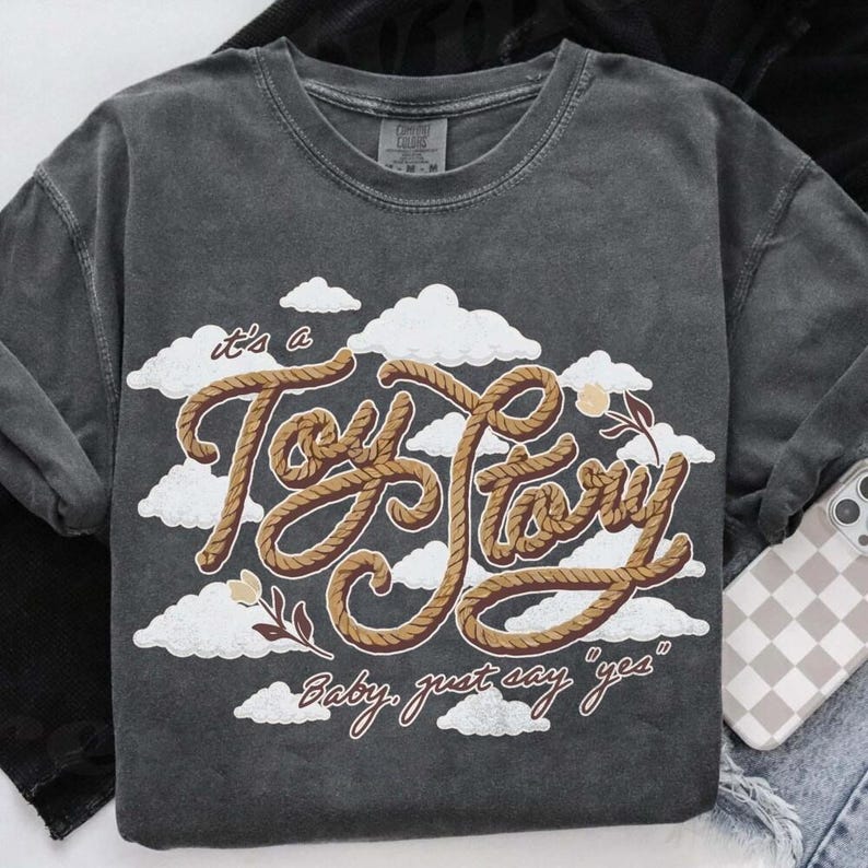 Camiseta infantil "Es una historia de juguetes", camiseta gráfica estilo vaquero del oeste, camiseta moderna con estética campestre, linda camiseta del oeste. imagen 4