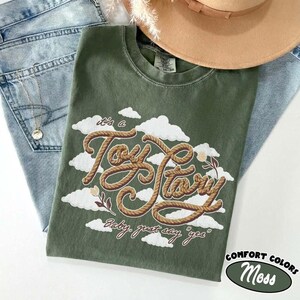Camiseta infantil "Es una historia de juguetes", camiseta gráfica estilo vaquero del oeste, camiseta moderna con estética campestre, linda camiseta del oeste. imagen 5