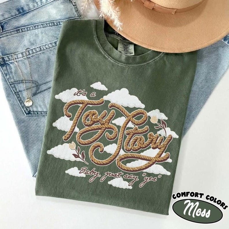 Camiseta infantil "Es una historia de juguetes", camiseta gráfica estilo vaquero del oeste, camiseta moderna con estética campestre, linda camiseta del oeste. imagen 5