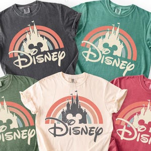 Disneyland Regenbogen Schloss Baby T-Shirt, Disneyland Vintage Shirt, Disneyland Familie Shirt, Schloss Disneyland Shirt, Disneyland Retro Bild 2