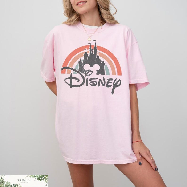 Disneyland Regenbogen Schloss Baby T-Shirt, Disneyland Vintage Shirt, Disneyland Familie Shirt, Schloss Disneyland Shirt, Disneyland Retro Bild 5