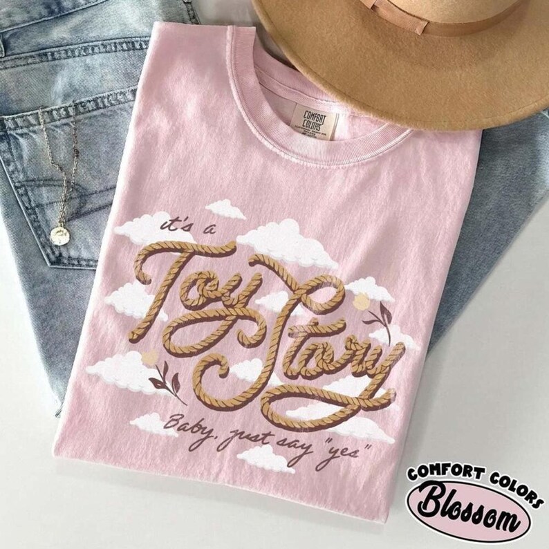 Camiseta infantil "Es una historia de juguetes", camiseta gráfica estilo vaquero del oeste, camiseta moderna con estética campestre, linda camiseta del oeste. imagen 6