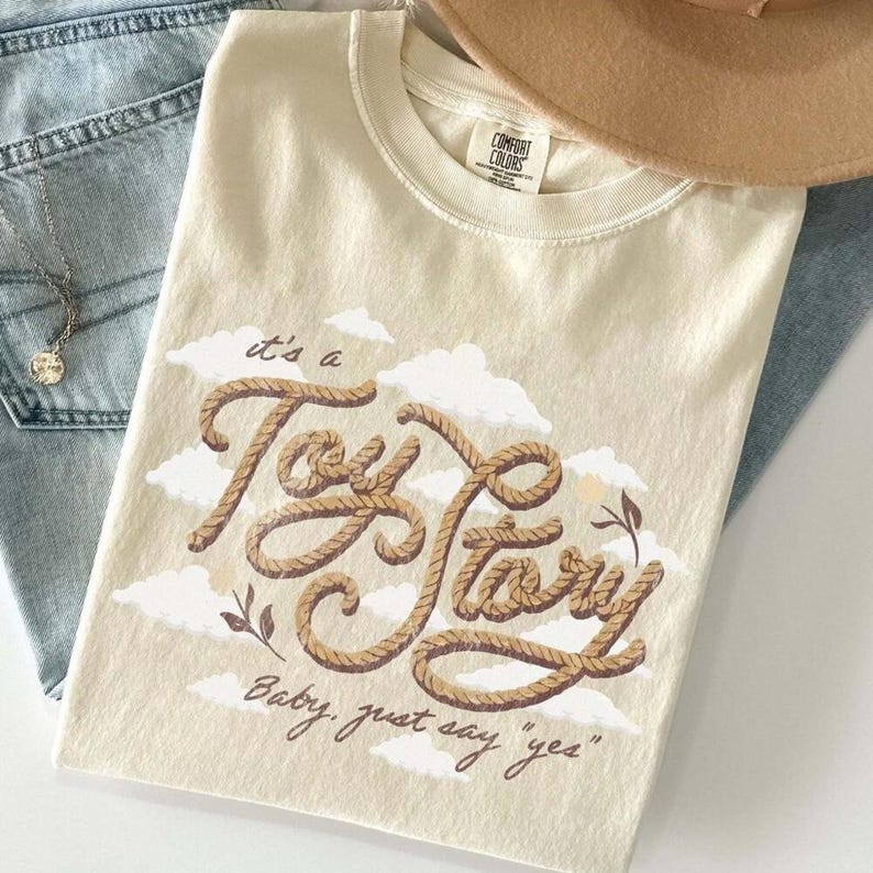 Camiseta infantil "Es una historia de juguetes", camiseta gráfica estilo vaquero del oeste, camiseta moderna con estética campestre, linda camiseta del oeste. imagen 3