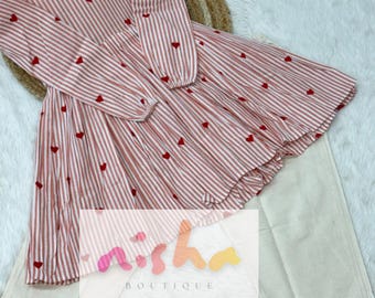 Completo estivo da donna composto da top in cotone ricamato e pantaloni in lino e cotone.
