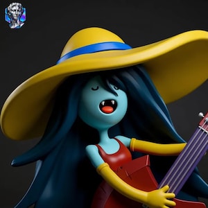 Puede incluir: Figura de un personaje de dibujos animados con piel azul, pelo largo azul oscuro y un sombrero amarillo con una banda azul. El personaje lleva un vestido rojo y guantes amarillos, y sostiene una guitarra roja con cuerdas moradas.