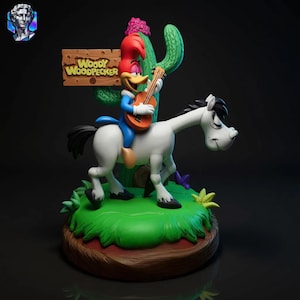 Może przedstawiać: Kolorowa figurka Woody'ego Woodpeckera grającego na gitarze na białym koniu. Figurka jest ustawiona na tle zielonego kaktusa i znaku z napisem "Woody Woodpecker". Podstawa jest zielona z brązowymi krawędziami.