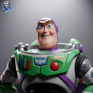 Könnte beinhalten: Eine Kunststoff-Actionfigur eines Weltraum-Rangers mit violetter Kapuze, weiß-grüner Brustpanzerung sowie blauen, grünen und roten Knöpfen. Auf der Brust befindet sich ein blaues Emblem mit Flügeln und ein goldenes Namensschild mit der Aufschrift LIGHTYEAR.