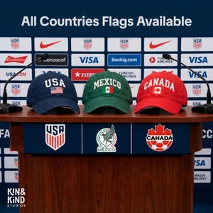 Könnte beinhalten: Drei Baseballkappen mit den Flaggen der USA, Mexikos und Kanadas. Die USA-Kappe ist marineblau, die Mexiko-Kappe ist grün und die Kanada-Kappe ist rot. Der Text "All Countries Flags Available" ist oben zu sehen.