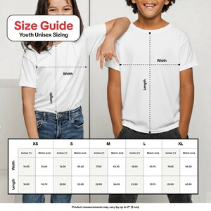 Puede incluir: Una gu&iacute;a de tallas unisex para j&oacute;venes de camisetas blancas. El gr&aacute;fico muestra dos camisetas blancas con l&iacute;neas discontinuas que indican el ancho y el largo. Una tabla enumera las tallas de XS a XL con medidas en pulgadas y cm.